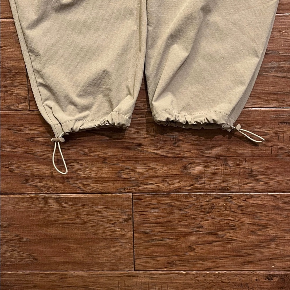 Banana Republic Men's Motion Tech Relaxed Tapered Pant in Khaki Size M - Picture 7 of 7